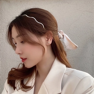 Minimalist silver wavy metal headband and small V-shaped stud earrings for women set