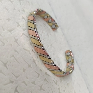 Adjustable twisted magnetic copper bracelet for women in rose gold and tri-color finish