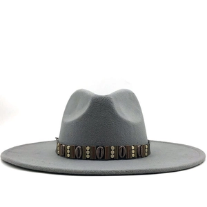 Chapeau fedora en laine gris clair avec ceinture bohème décorative sur fond blanc pur