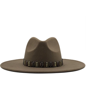 Chapeau fedora en laine marron avec bande en cuir cloutée et large bord élégant