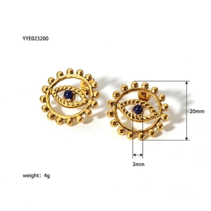 Vue détaillée des boucles d'oreilles œil porte-bonheur plaquées or 18 carats de 20 mm