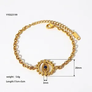 Détail du pendentif œil maléfique en acier plaqué or 18K avec gravure S.steel