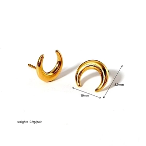 Macro view of 10mm golden arc stud earrings with dimensions and 0.9g weight details