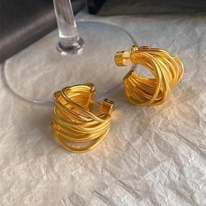 18K Gold C-förmige gewebte Knoten-Ohrstecker mit strukturierter Mattierung Design