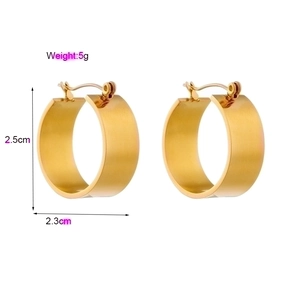 Golden C-shaped hoop earrings 2.5cm height and 5g weight in minimalist metal style