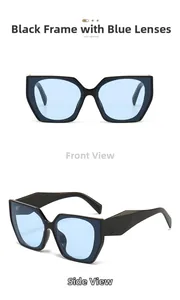 Vues de face et de profil de lunettes de soleil géométriques à monture noire et verres bleus