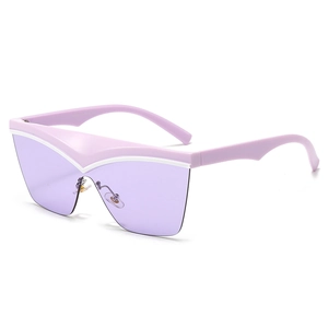 Schicke lila Cat-Eye-Sonnenbrille mit dickem V-Rahmen und hellviolett getönten Gläsern