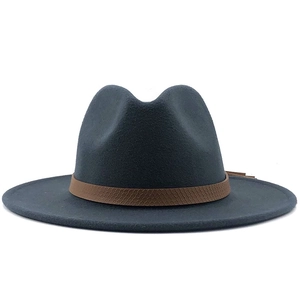 Detail van donkergrijze wollen fedora hoed met een bruine band met slangenpatroon