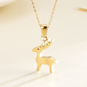 Elegante collana dorata con un ciondolo a forma di renna minimalista su fondo beige