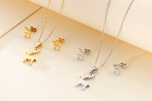 Dettaglio della collana con ciondolo a forma di renna e orecchini in oro e argento
