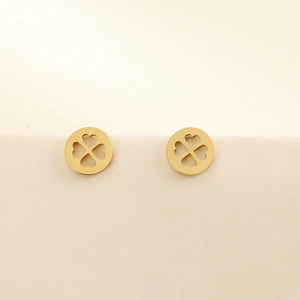 Boucles d'oreilles clous trèfle évidées dorées dans un cadre rond avec éclat métallique