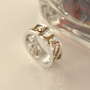 Anello massonico bicolore argento e oro traforato con simboli compasso e sole