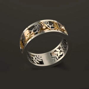 Dettaglio ravvicinato dell'anello massonico bicolore punk con teschio traforato complesso
