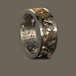 Dettaglio macro di anello punk bicolore con fascia d'argento e motivi di utensili dorati