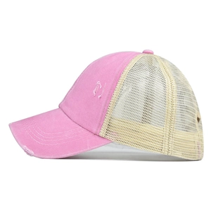 Vue latérale de la casquette rose délavée avec trou queue de cheval et filet beige