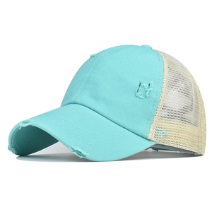 Détail de la casquette de baseball sarcelle avec filet beige et détails délavés usés