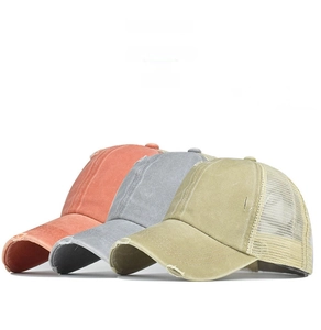 Détails de trois casquettes en coton délavé avec filet respirant et visière usée