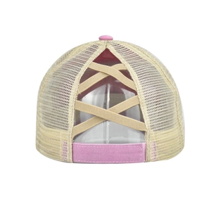 Détail de la casquette beige et rose avec bandes élastiques croisées pour queue de cheval