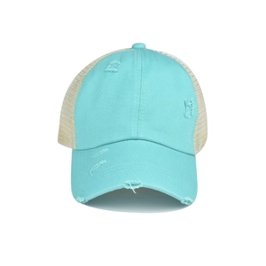 Détail de la casquette queue de cheval vert sarcelle avec mesh et visière délavée effet usé