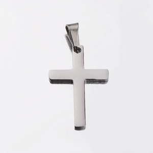 Pendentif croix en acier inoxydable argenté poli avec bélière sur fond blanc propre