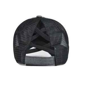 Détail de la casquette délavée avec bandes élastiques croisées pour queue de cheval