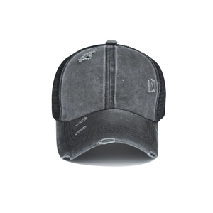 Vue de face d'une casquette de baseball gris foncé délavée avec détails usés et filet