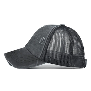 Détail de la casquette queue de cheval gris foncé avec filet et effets de déchirure