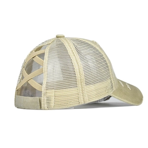 Détail de la casquette beige queue de cheval avec bandes élastiques et dos en filet