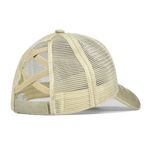 Détail d'une casquette jaune clair pour queue de cheval avec bandes croisées et filet