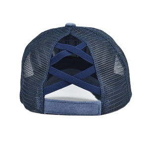 Détail de casquette queue de cheval en denim bleu avec bandes croisées et maille filet