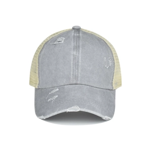 Détail d'une casquette queue-de-cheval grise usée avec filet beige et trous effilochés
