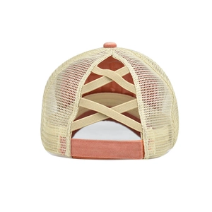 Détail d'une casquette de baseball rose et beige avec sangles croisées pour queue de cheval