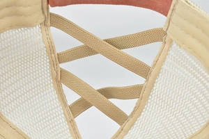 Vue détaillée des bandes élastiques croisées pour queue de cheval sur la casquette beige
