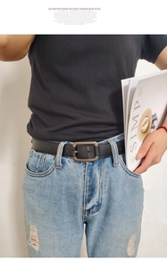 Gros plan d'une ceinture en cuir noir avec boucle rectangulaire sur un jean bleu