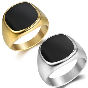 Bagues chevalières pour hommes en argent et or poli avec incrustation carrée noire sur fond blanc