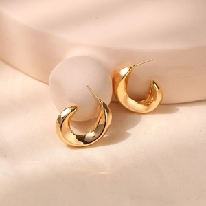 Orecchini a cerchio a C in ottone placcato oro 18K con finitura in metallo lucido e liscio
