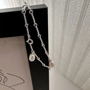 Bracciale minimalista in argento S925 con maglie a catena ritorte e perle barocche bianche