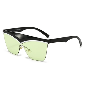 Modische Übergroße Cat-Eye-Sonnenbrille mit grünen Gläsern und V-förmigem Steg