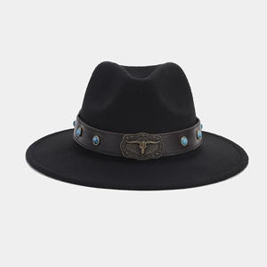 Detalle de sombrero fedora negro con hebilla de metal de cabeza de toro y cuentas turquesas