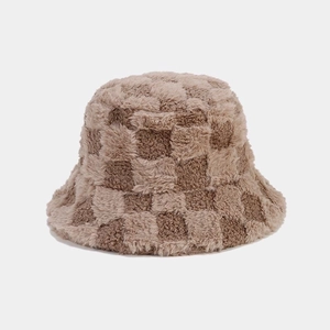 Dettaglio cappello a secchiello in peluche a scacchi con pelliccia sintetica e griglia marrone