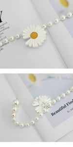 Détail macro d'une barrette fleur marguerite et perles avec boucle métallique
