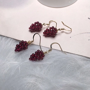 Pendientes de granate hechos a mano con perlas rojo oscuro y ganchos dorados
