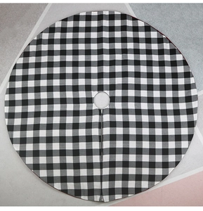 Détail du tapis de sapin de Noël rond à carreaux vichy noir et blanc avec ouverture centrale