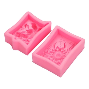 Stampi in silicone rosa girasole per sapone fatto a mano e candele su sfondo bianco