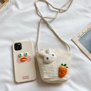Mini borsa a tracolla bianca in paglia per bambini con decoro con coniglio e carota