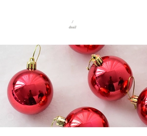 Primer plano de una bola de Navidad roja brillante con tapa dorada sobre nieve