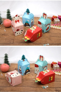 Détail de boîtes cadeaux de Noël colorées avec ours et manchots en dessin animé