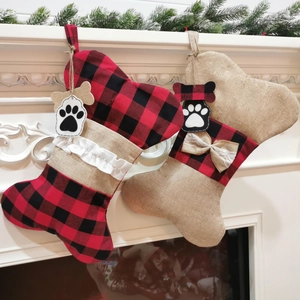 Weihnachtsstrumpf in Knochenform aus Karostoff und Sackleinen mit Pfoten-Anhängern am Kamin