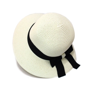 Chapeau de soleil en paille beige pour femme avec large bord et ruban noir élégant