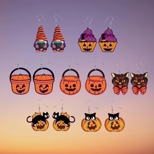Dettaglio set orecchini di Halloween con motivi di zucca, gatto nero e gnomi in acrilico